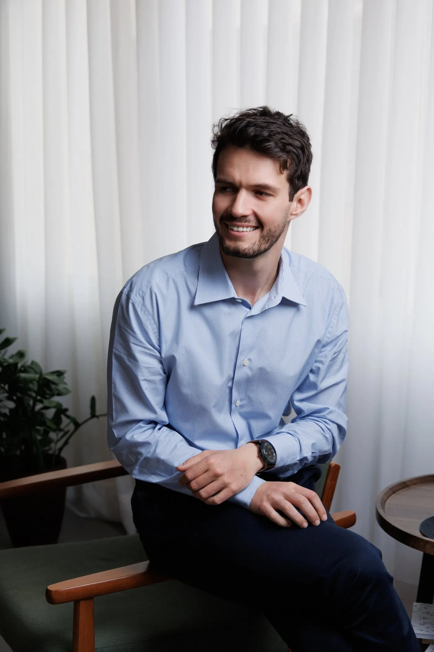 Vitor Krepsky, fundador da Target Studio, sorrindo de lado