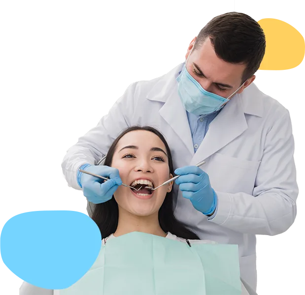 Dentista examinando a boca de uma paciente.