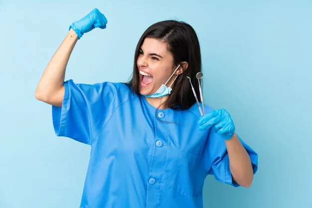 Dentista com uniforme azul e uma escova de dentes.