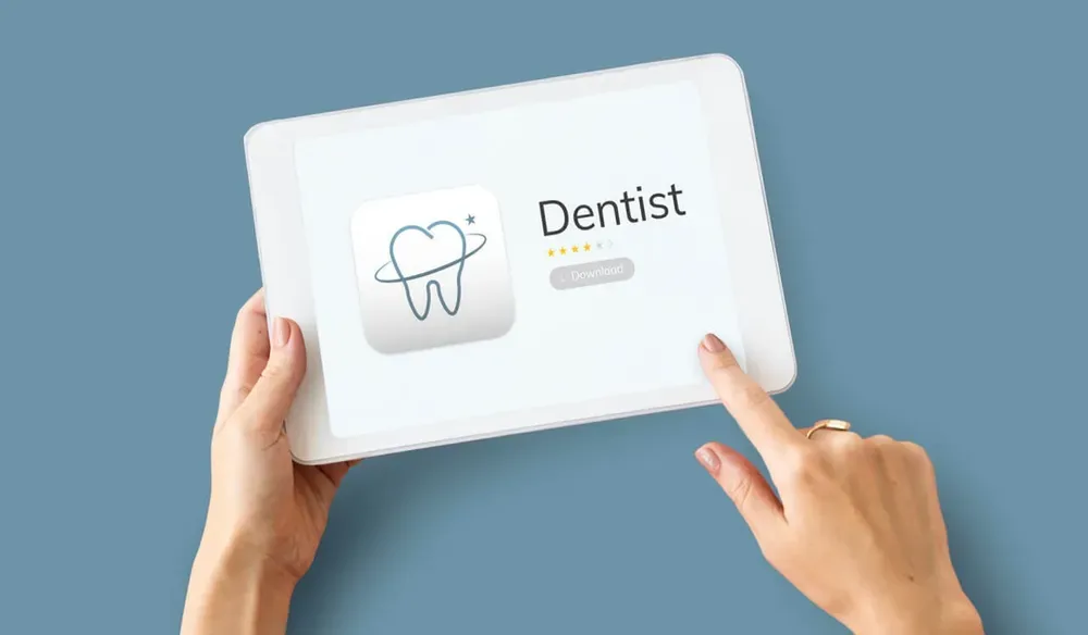 Tablet com interface de um aplicativo odontológico.