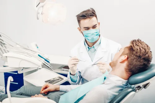 Dentista atendendo um paciente na cadeira odontológica.