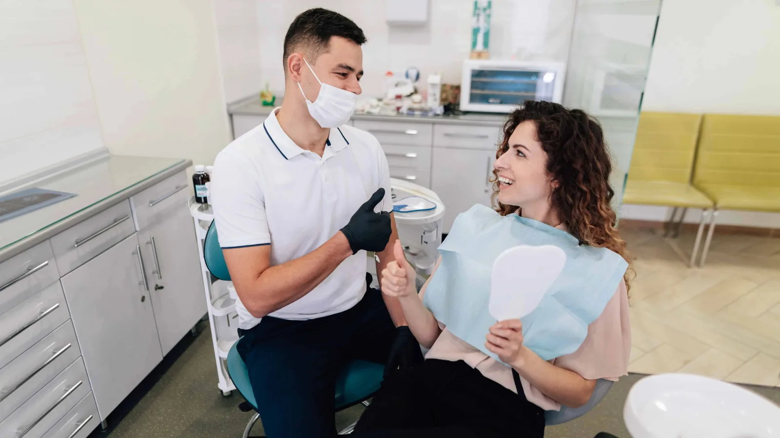 Dentista explicando uma radiografia a uma paciente.